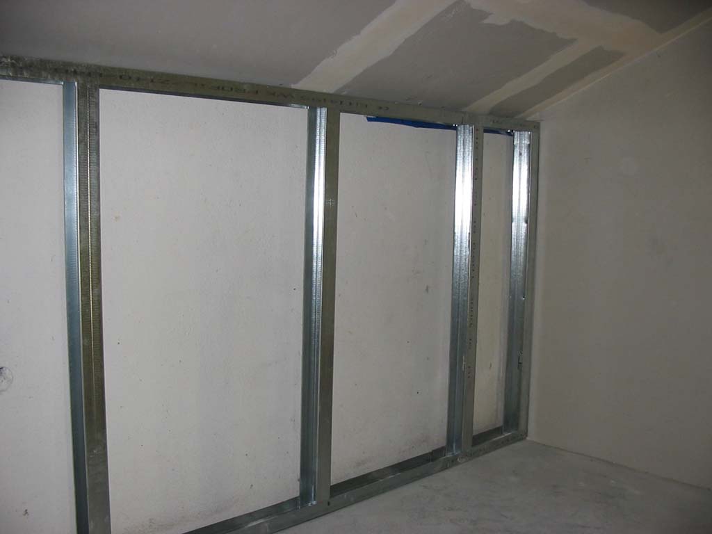 Predelna stena spalnica