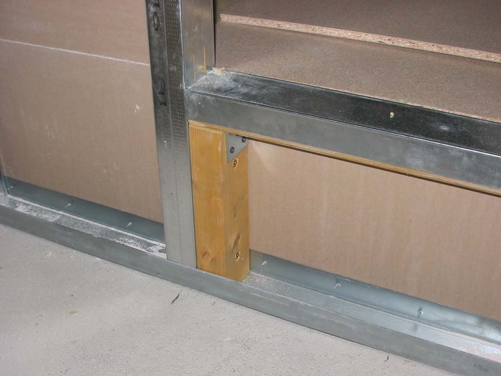 Predelna stena delavna soba detajl servisne odprtine