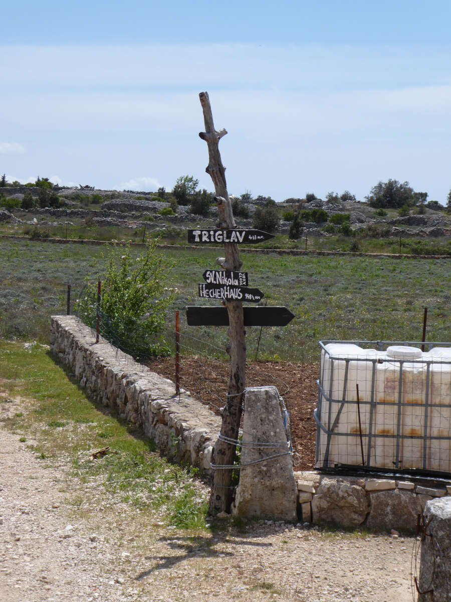 Tabla s smerjo proti Triglavu