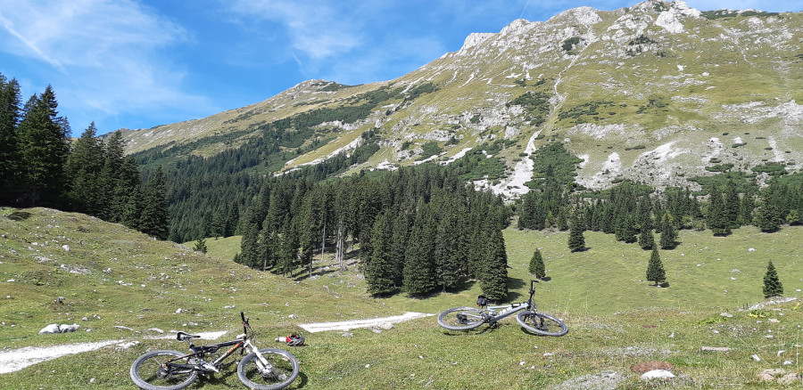 Planina Pungart v ozadju Kladivo