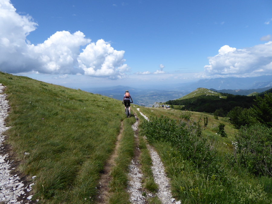 Potke na grebenu pri spustu Nanosa