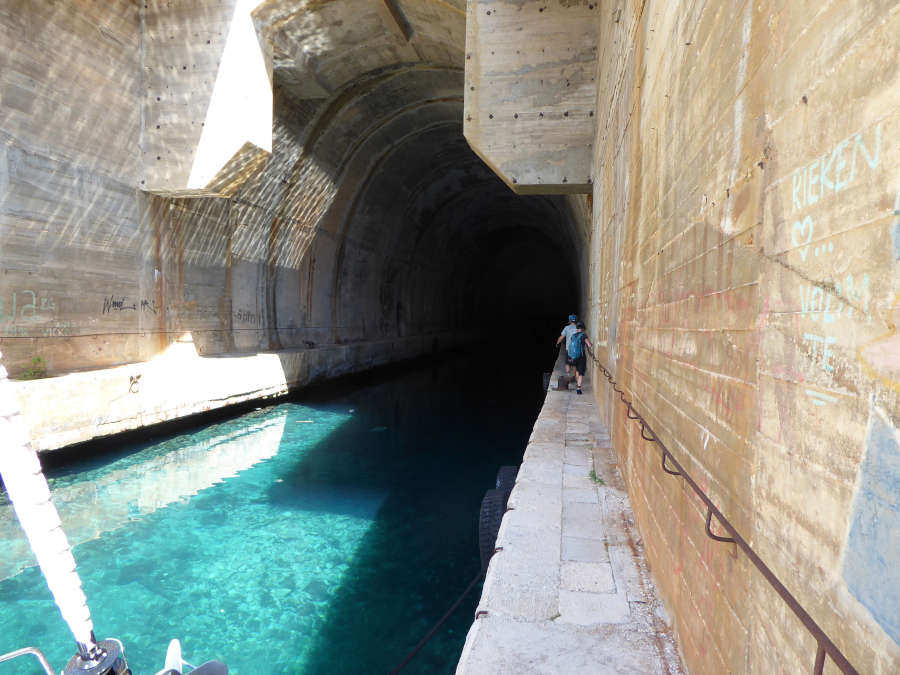 Garaža podmornice od blizu