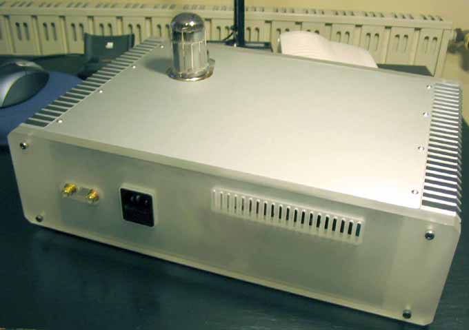 Dokončan ojačevalnik pogled od zadaj